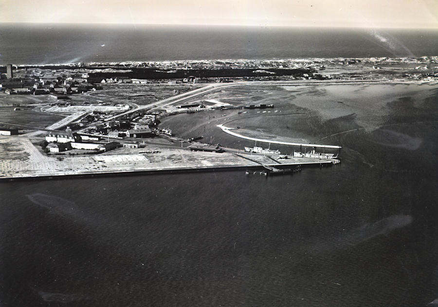 1955 (um) - Luftaufnahme vom Hafen