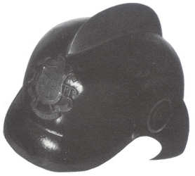 Helm aus Leder und Pappmaschee