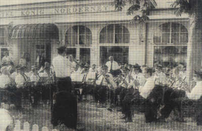 Befreundete Feuerwehrkapelle Greven gibt ein Konzert vor dem Hotel König - 27.06.1992