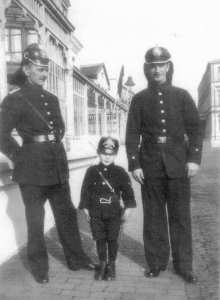 Von links: Zugführer Hillrich Knigge, Gerhard Eberhardt, Feuerwehrmann Gerhard Knigge. Zu dieser Zeit war Gerhard Eberhardt 4 Jahre alt.