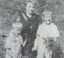 Hans-Hermann Kramer mit Mutter und Bruder Fritz (links), der das Abzeichen bekam, 1941 im Odenwald beim Blaubeerenpflücken.
