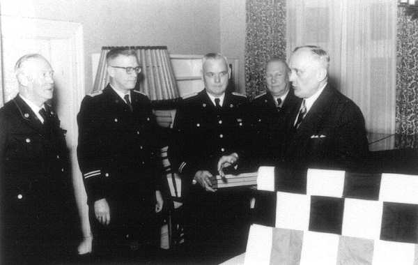 v.l.: Bezirksbrandmeister Helmers, Fritz Becker, Wehrführer Extra, Kreisbrandmeister Meier, Dr. Backhaus, Aurich