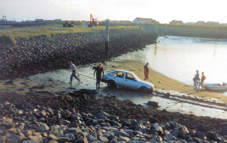Rettungsaktion bei Ebbe am Seglerhafen 1991