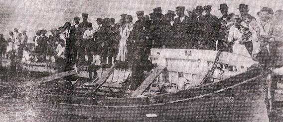 Ein zerschossenes Rettungsboot des Kreuzers "Cöln"