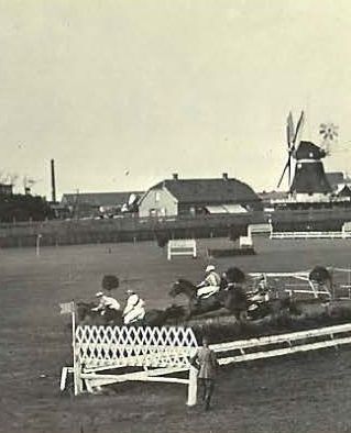 Der Pferderennplatz vor der Mühle um 1930.