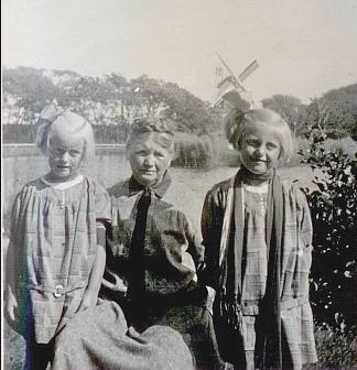 Afkea (links) und Elisabeth Fleetjer mit der Großmutter.
