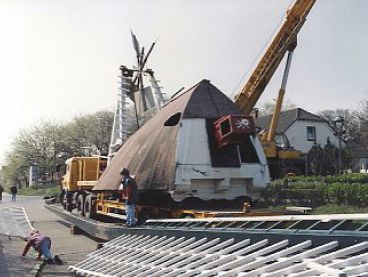 Abtransport der Mühlenkappe im Mai 1995.