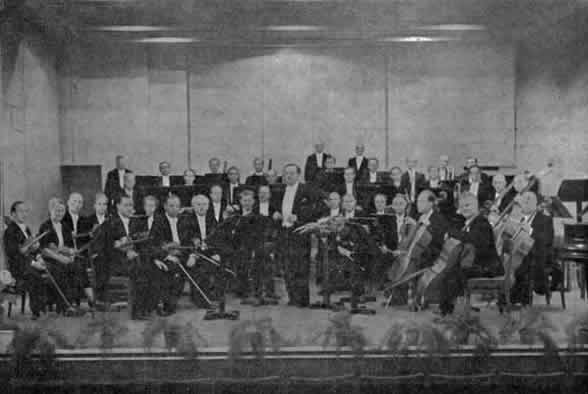 Das Staatliche Kurorchester mit seinem Chefdirigenten, Musikdirektor Alfred Hering
